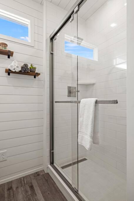 New! The Texas Longhorn-Luxury Container Home Fredericksburg Buitenkant foto