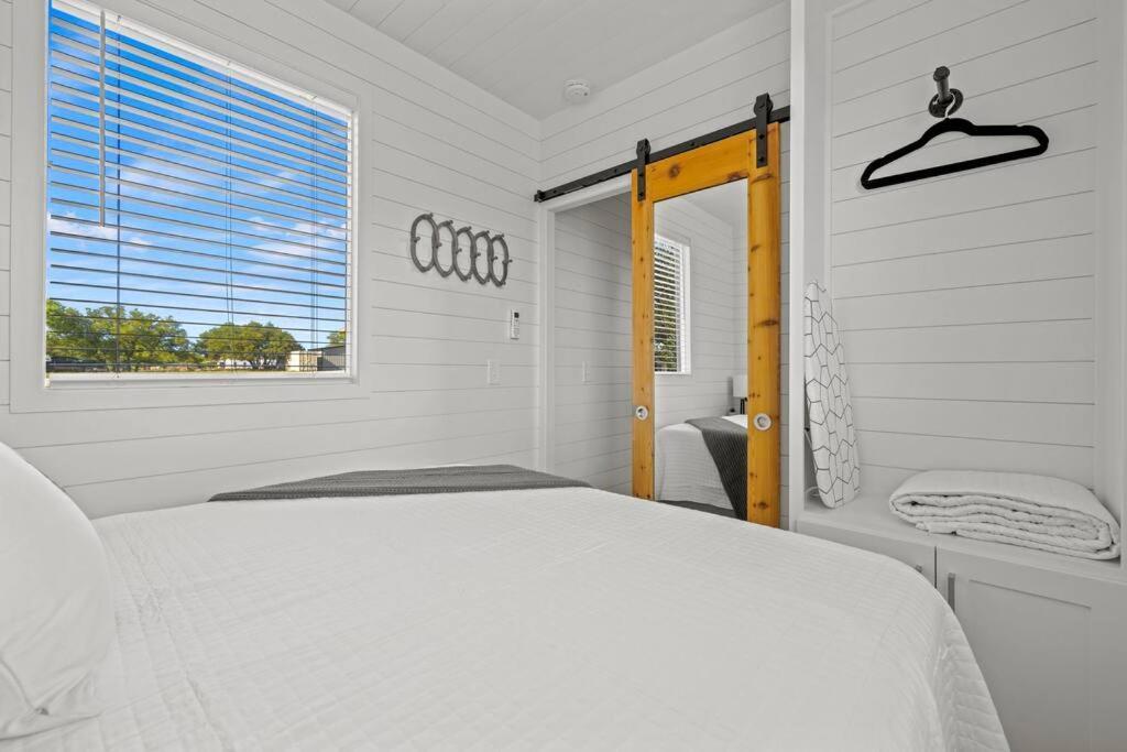 New! The Texas Longhorn-Luxury Container Home Fredericksburg Buitenkant foto